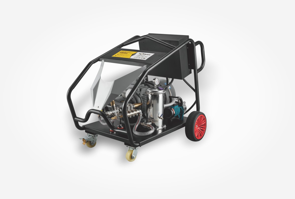 Ultra-high pressure cleaner